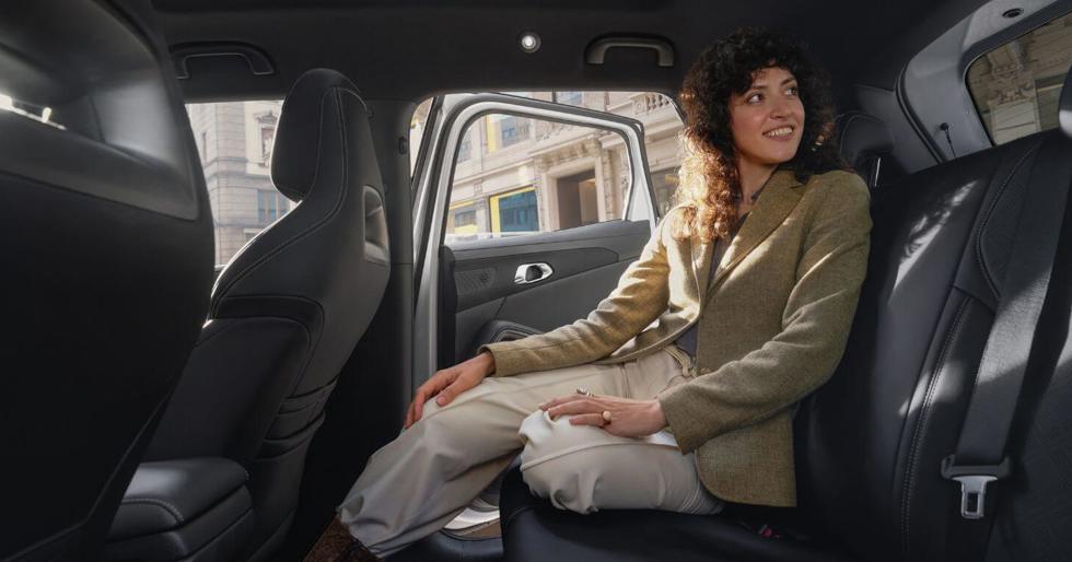 Femme assise sur la banquette arrière du BYD ATTO 2.